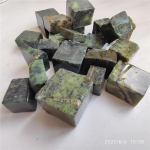 Tiibeti tumeroheline nefriit tervislik kivi, mida kasutatakse Hiina meditsiinis, ravis meditsiinis King Stone v&otilde;ib keeta vett tervise jaoks Energiakivi 100g must