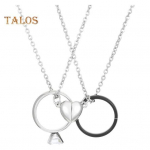 1 paar paarile sobivaid kaelakeesid, galvaniseeritud sulamist, magnetiga s&uuml;dame ja s&otilde;rmuse kujulised ripatsid, reguleeritavad, romantilised armastuse kaelakeed abikaasale ja naisele h&otilde;bedane valge v&auml;rv