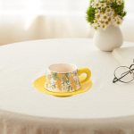 Keraamiline teetassi ja alustassi komplekt lusikaga elegantse lillelise kohviga