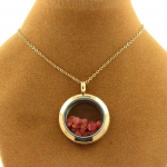 Pierres et Min&eacute;raux. Collier Spinelle brut. Mod&egrave;le M&eacute;daillon 30 mm. Couleur Or rose.