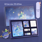 V&auml;ikese Printsi kinkekomplekt: V&auml;&auml;rtuslik m&auml;rkmik, kleebised ja teip poistele Boys' Notebook Gift Box