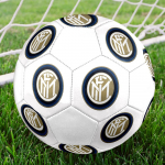 FC Internazionale Milano jalgpall, v&auml;rviline, sobib igas vanuses, masin&otilde;mmeldud, PVC-materjalist, v&otilde;istlustasemel, vastupidav ja k&otilde;rge p&otilde;rkega