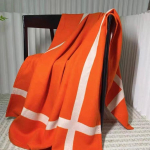 Paksenatud ka&scaron;miirvillast tekk konditsioneeri, diivani, lennuki ja visketeki kasutuseks. 137x178 cm khaki