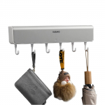 Seinale kinnitatavad riidekonksud koos 4 panipaigaga esikusse. K&ouml;&ouml;gis hoidmise korraldaja hall