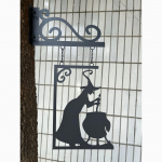 Halloweeni metallist sildi n&otilde;ia kujuga rauast n&otilde;ia katla silueti seinamaaling &Otilde;udne salap&auml;rane n&otilde;id rippuvad sildid &otilde;udus