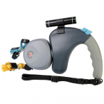 Kerge reguleeritava lemmiklooma veok&ouml;iega, sisset&otilde;mmatava rihmaga kahele koerale, kes jalutavad kahe koera k&ouml;iega kahekordse p&ouml;&ouml;rlemisega lemmiklooma k&ouml;is hall v&auml;rv