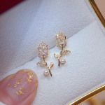 Korea m&uuml;&uuml;a moeehteid 14K ehtsast kullatud vasest tsirkoonist k&otilde;rvar&otilde;ngad elegantsed tulbi naiste pulmapeo k&otilde;rvar&otilde;ngad valge