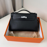 K&auml;sitsi &otilde;mmeldud kett Crossbody Carey kott Vasikanahast Mini Carey kott Ehtsast nahast naiste kott must