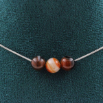 Pierres et Min&eacute;raux. Collier 3 perles Agate de R&ecirc;ve 8 mm. Chaine en acier inoxydable Collier femmes, hommes. Taille personnalisable.