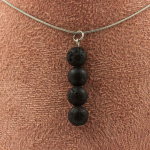 Pierres et Min&eacute;raux. Collier 4 perles Lave 8 mm. Chaine en acier inoxydable. Collier femmes, hommes. Taille personnalisable.