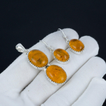 L&auml;&auml;nemere merevaigust ripatsite komplekt, L&auml;&auml;nemere merevaigust v&auml;&auml;riskivi k&auml;sitsi valmistatud 925 sterlingh&otilde;bedast k&otilde;rvar&otilde;ngaste ja ripatsite komplekt naistele, ripats s&uuml;nnip&auml;evakingitus 2.55" oranž