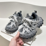 Laste spordijalatsid 2025 s&uuml;gis uus klassikaaslased m&auml;&auml;rdunud kingad poiste kingad v&otilde;rkkangas vabaaja hingavad t&uuml;drukute isa kingad 23-25 yards, 3 pairs in one hand h&otilde;bedane hall v&auml;rv