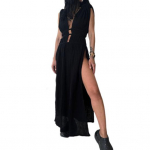 Pikk kleit, s&uuml;gav V-kaelus, varrukateta, paeltega kinnitus, v&ouml;&ouml;kohaga, &otilde;&otilde;nes v&ouml;&ouml;koht, boheemlaslik stiil, plisseeritud l&otilde;hestatud l&otilde;ige tumepruun v&auml;rv