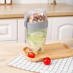 Kaasaskantav kahekihiline kaas lusika ja kahvliga kaerahelbed teravilja-p&auml;hkli-jogurti salatitopsiga hommikus&ouml;&ouml;gi k&ouml;&ouml;giviljade ja puuviljade rasva v&auml;hendavad tassid 870ml&2 kollane
