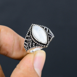 Looduslik Vikerkaare Kuukivist v&auml;&auml;riskivi 925 Sterling H&otilde;bedane Kingituss&otilde;rmus Suurus 6 h9n41