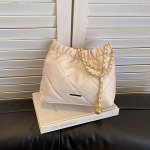 Moodne populaarne kaenlaaluste kott suvine uus teemant trendikas kettkott tekstuuriga &otilde;lakott naiste kott valge