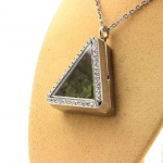 Pierres et Min&eacute;raux. Collier P&eacute;ridot brut. Mod&egrave;le triangle.