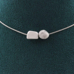 Pierres et Min&eacute;raux. Collier 2 perles Howlite des USA. Chaine en acier inoxydable Collier femmes, hommes. Taille personnalisable.