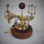25,4 cm Messingist Orrery, luksuslik kunstiteos raamaturiiulitele ja rustikaalsele kodukujundusele, funktsionaalne P&auml;ikeses&uuml;steemi mudel