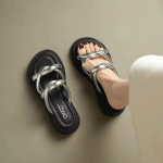 Kerged platvorm-ristkingad naistele v&auml;ljas kandmiseks 2025 suve uued v&auml;ikesed paksude tallaga sussid v&auml;lismaa stiilis mitmek&uuml;lgsed muffin-kingad 40 h&otilde;be