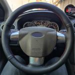 Must nahast k&auml;sitsi &otilde;mmeldud auto rooliratta kate Ford Focus 2 2005 2006 2007 2008 2009 2010 jaoks White Thread