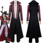 T&auml;iskasvanud mehe Dracule Mihawki anime cosplay riietus koos Halloweeni karnevalipeo hommikumantli ja p&uuml;kstega S must
