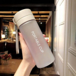 Kaasaskantav sportlik veetass, suur meeste ja naiste fitness, suure mahutavusega lihtne Fresh Mori suvine kukkumisvastane plastikust veepudel 600ML