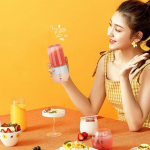 Kaasaskantav segisti Isiklik segisti smuutide ja l&ouml;rtsijookide jaoks Puuviljapress USB laetav 4 teraga K&auml;eshoitavad blenderid spordi, reisimise ja vaba&otilde;hu jaoks roosa