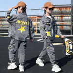 Poiste kevadine ja s&uuml;gisene teksa&uuml;likond Poistele ja lastele teksadest kapuutsiga jakk + teksad Moodne kaheosaline &uuml;likond 130