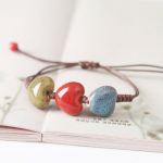 V&auml;rvilise glasuuri ringiga keraamiline k&auml;ev&otilde;ru K&auml;ev&otilde;ru Etnilise stiili k&auml;sitsi kootud keraamilised ehted square