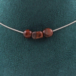 Pierres et Min&eacute;raux. Collier 3 perles Oeil de Tigre rouge du Br&eacute;sil. Chaine en acier Collier femmes, hommes. Taille personnalisable.