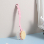 Kahepoolne pehmete harjastega ja pika ergonoomilise k&auml;epidemega vanniskrabihari koorimiseks ja selja pesemiseks roosa