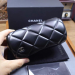 Chanel Must tepitud PU-nahast k&otilde;va kestaga p&auml;ikeseprillide prillikarp must
