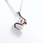 Altesse [G2205] &ndash; valge 'C&acirc;lin' h&otilde;bedane kaelakee valge