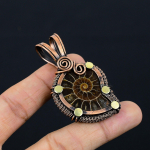 Ammoniidi fossiilne v&auml;&auml;riskivi Puhas vasktraadiga m&auml;hitud disainer k&auml;sitsi valmistatud ripatsehted 2.48 Inches pruun