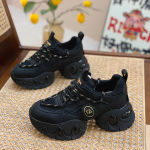 Naiste platvorm isakingad Uued &uuml;mmargused varbad, mis sobivad k&otilde;rgusega, suurendavad k&otilde;hnad spordijalatsid hingav mood 39 must