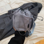 Stiilne n&ouml;&ouml;riga &auml;mbrikott &uuml;hev&auml;rviline, suure mahutavusega nailonist ristkehaga kott v&otilde;rgusilma reguleeritav &otilde;larihm &otilde;lakott must