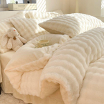Luksuslik sametist k&uuml;&uuml;likukarvaga voodipesukomplekt - Sisaldab piimasametist voodiseelikut, tekikotti ja flanellist linasid talvise mugavuse jaoks. 1.2m Bed Set (150x200 Duvet) - 3 Pieces