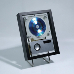 Tech Music Frame CD-m&auml;ngija - D&uuml;naamiline kunstiekraan seinale paigaldatava Bluetooth-k&otilde;lari, LED-valgustuse ja sisseehitatud helis&uuml;steemiga must