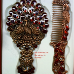 Kaasaskantav vintage meigipeegli ja kammikomplekt on valmistatud kuldsest metallmaterjalist ning sellel on peegli ja kammi kombinatsioon k&auml;epidemega Red ancient peacock tail