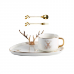 Euroopa kerge luksuslik keraamiline kontorikohv, alustassi ja lusikaga portselanist hommikus&ouml;&ouml;gi piimakruus, teetass joogin&otilde;ud valge