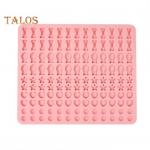 130 ruudustikuga silikoonist k&uuml;psetusvormi koerk&uuml;psis 5 kujuga &uuml;hes BPA-vabas k&uuml;psetusvormis koerte k&uuml;psiste ja maiuspalade jaoks. h&otilde;bedane hall v&auml;rv