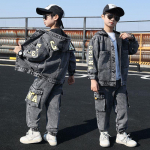 Poiste kevadine ja s&uuml;gisene teksa&uuml;likond Poistele ja lastele teksadest kapuutsiga jakk + teksad Moodne kaheosaline &uuml;likond 120