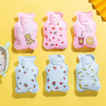 Mini Cartoon PVC p&auml;rlmutter kuumaveepudel &ndash; kaasaskantav plahvatuskindel k&auml;tesoojendaja pattern random 10*15cm roosa