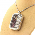 Pierres et Min&eacute;raux. Collier Grenat Rhodolite brut. Mod&egrave;le demi-rectangle. punane