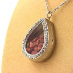 Pierres et Min&eacute;raux. Collier Spinelle brut. Mod&egrave;le goutte. must