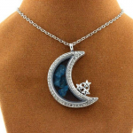 Pierres et Min&eacute;raux. Collier Apatite bleu neon brut. Mod&egrave;le Lune.