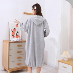 Kevad/s&uuml;gis pikad koduhommikumantlid naistele, mida saab kanda imavaid vannir&auml;tikuid korallsametist paksendatud majapidamises kasutatavad kapuutsiga pikkade varrukatega vanniseelikud 105x80cm