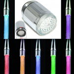 LED-segisti valguse kraanid&uuml;&uuml;s RGB 7 v&auml;rvimuutus vilkuva temperatuuriga kraan, aeraator vett s&auml;&auml;stev k&ouml;&ouml;k, vannitoatarvikud mitmev&auml;rviline