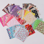 K&auml;sitsi valmistatud puuvillane lapit&ouml;&ouml; kangakomplekt, 10x10cm, juhuslikud mustrid 30 pieces per set (no repeating pattern)